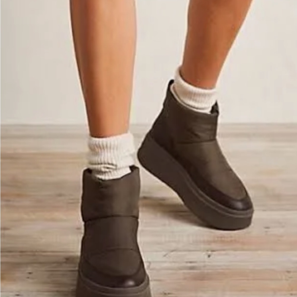 Free people Ash puffer boots barely worn